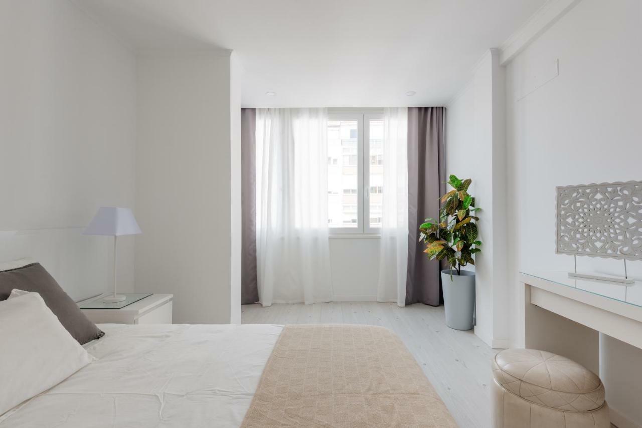 Light-Filled, Fully Renovated Apt near Belém, By TimeCooler Lisbona Esterno foto