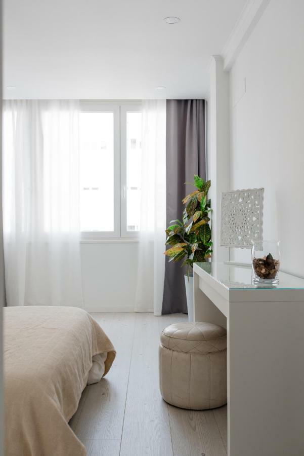 Light-Filled, Fully Renovated Apt near Belém, By TimeCooler Lisbona Esterno foto